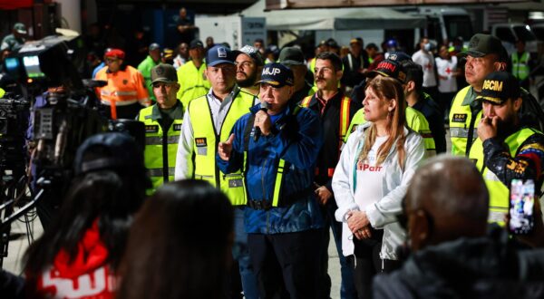 28 March 2025, Venezuela, Maiquetia: Diosdado Cabello (M), Interior Minister of Venezuela, speaks after the arrival of Venezuelans deported from the USA at Simon Bolivar International Airport. The repatriations are part of an agreement signed by the US and Venezuelan governments in January this year. They are also part of the Trump administration's plan to deport millions of migrants who are allegedly in the United States illegally. Photo: Jesus Vargas/dpa Photo: Jesus Vargas/DPA
