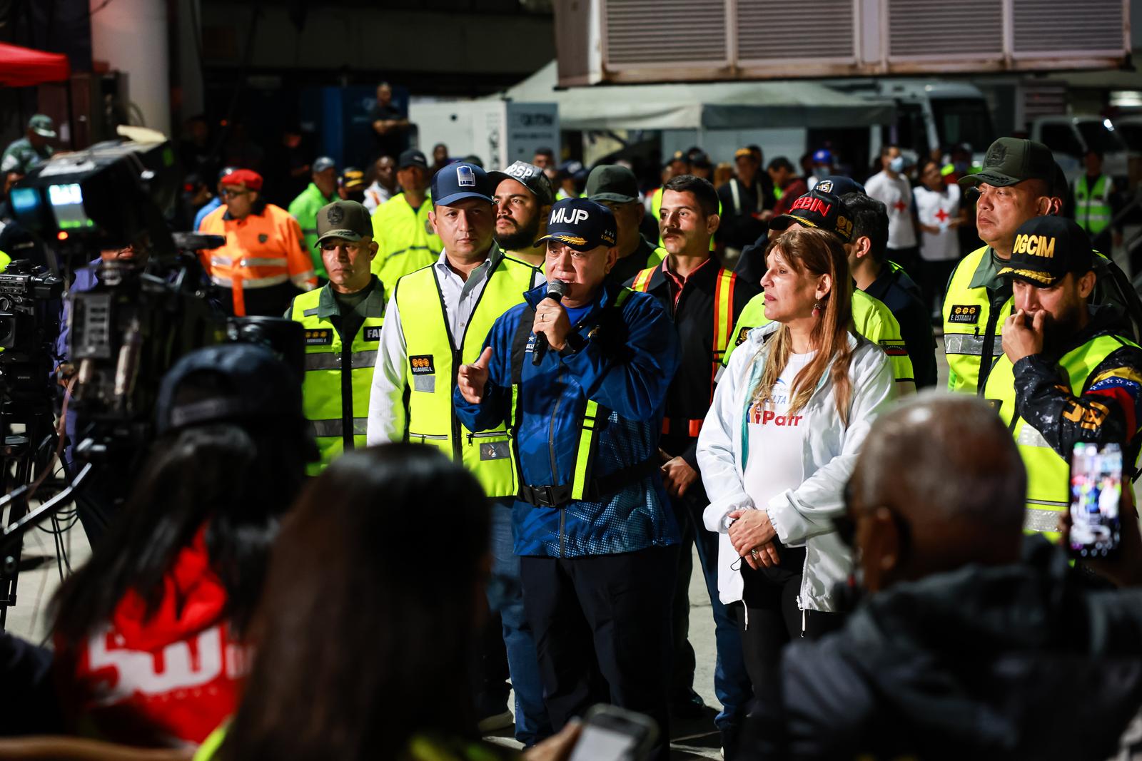 28 March 2025, Venezuela, Maiquetia: Diosdado Cabello (M), Interior Minister of Venezuela, speaks after the arrival of Venezuelans deported from the USA at Simon Bolivar International Airport. The repatriations are part of an agreement signed by the US and Venezuelan governments in January this year. They are also part of the Trump administration's plan to deport millions of migrants who are allegedly in the United States illegally. Photo: Jesus Vargas/dpa Photo: Jesus Vargas/DPA