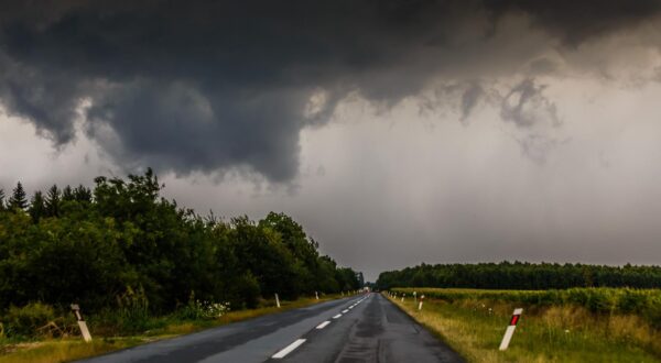 18.07.2021., Petrijevci - Tijekom predvecerja grmljavinsko nevrijeme zahvatilo je istok Hrvatske.