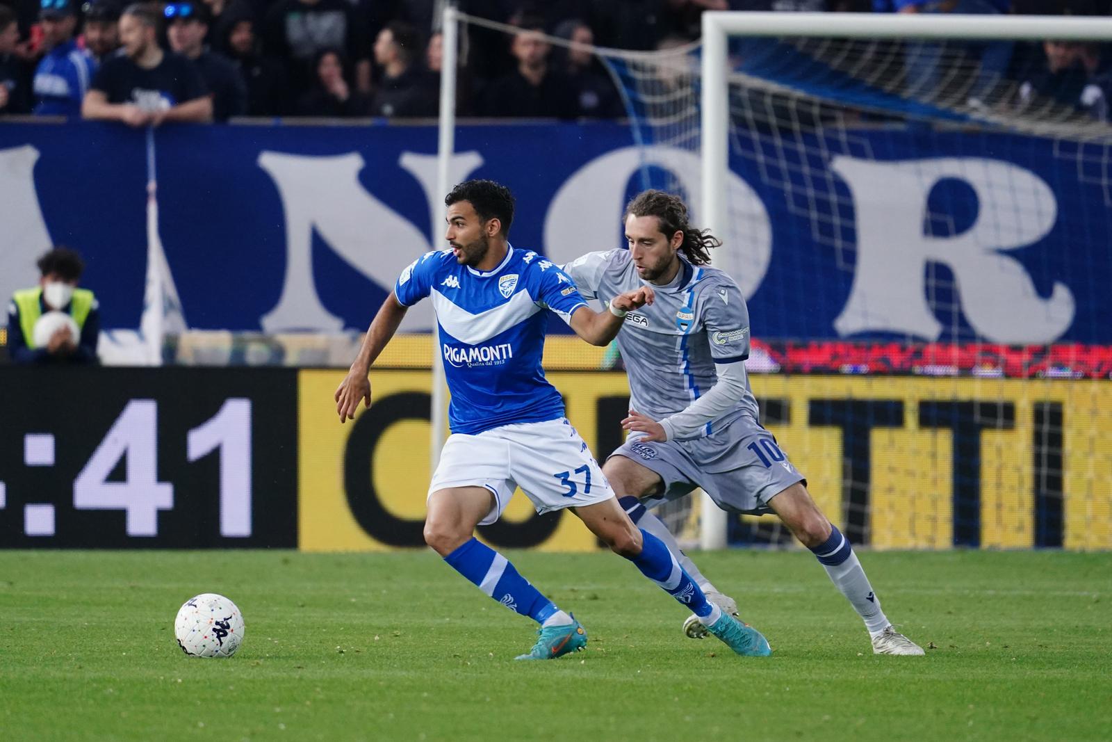 Mehdi Leris (Brescia) and Niccolo Zanellato (SPAL)  during  Brescia Calcio vs SPAL, Italian soccer Serie B match in Brescia, Italy, April 25 2022 Photo: Luca Rossini / ipa-agency.net/IPA