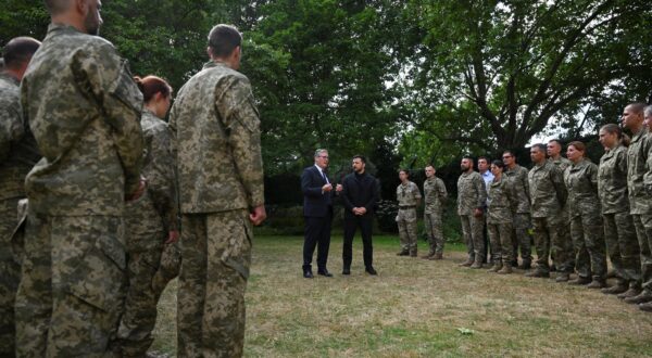 Prime Minister Sir Keir Starmer with Ukrainian President Volodymyr Zelensky meet British and Ukrainian troops from Operation Interflex at 10 Downing Street, London. Picture date: Monday June 23, 2025. Photo: JAIMI JOY/PRESS ASSOCIATION