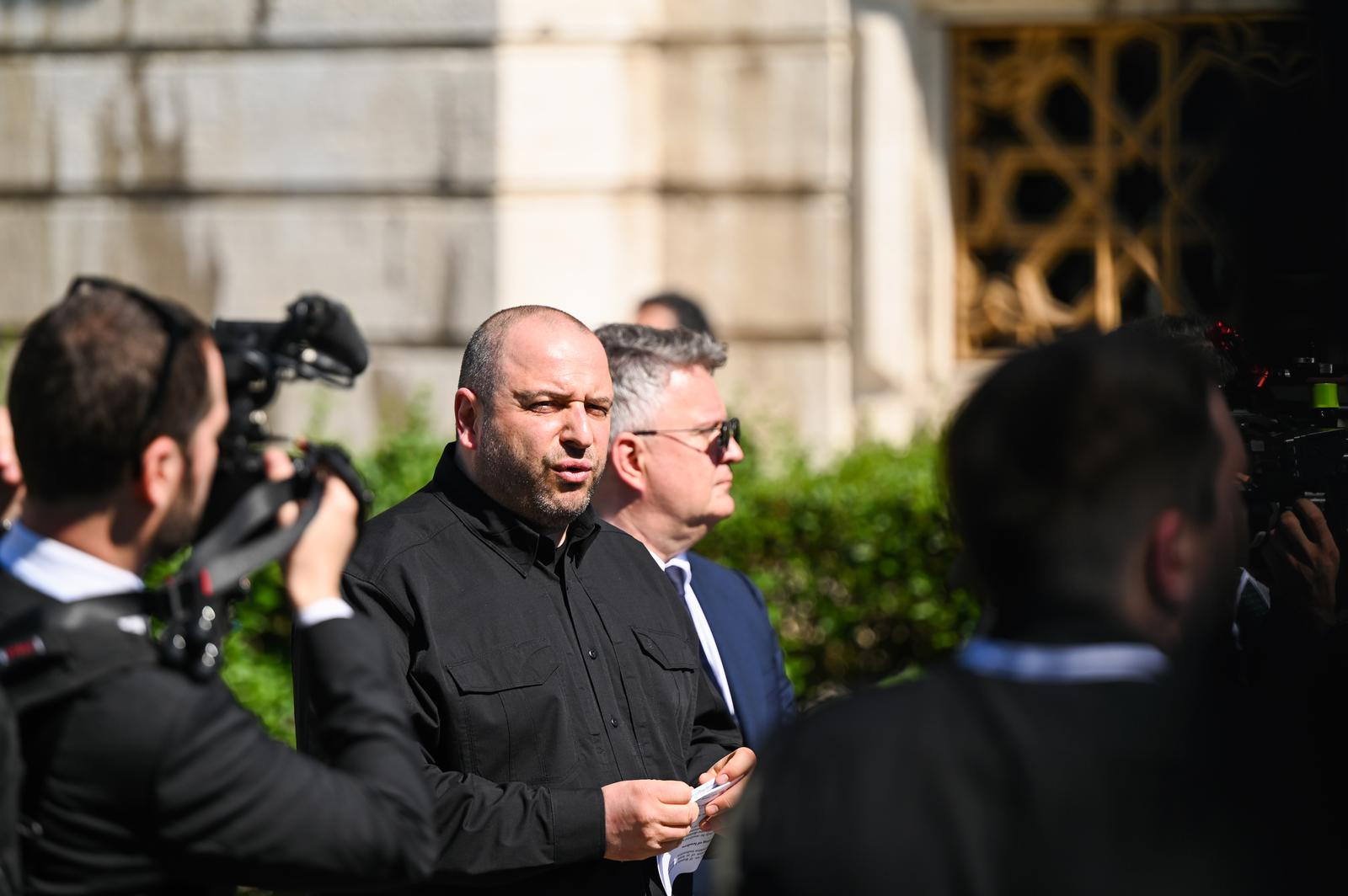 (250602) -- ISTANBUL, June 2, 2025 (Xinhua) -- Ukrainian Defense Minister Rustem Umerov (C) speaks to the press in Istanbul, T¨¹rkiye, June 2, 2025. The latest round of peace talks between Ukraine and Russia, held in Istanbul on Monday under Turkish mediation, concluded with what officials described as some positive developments, particularly on humanitarian matters.    Following the talks, Ukrainian Defense Minister Rustem Umerov, who led the Ukrainian delegation, stated at a press conference that the two sides had reached concrete humanitarian outcomes in the talks.    Umerov said during the talks Ukraine presented its agenda to Russia, proposing a 30-day unconditional ceasefire, alongside the release of prisoners and the return of young soldiers and children.    Moscow will return Ukraine 6,000 bodies of fallen soldiers, said Russian Presidential Aide Vladimir Medinsky after the peace talks.    Moscow and Kiev agreed to exchange all heavily wounded and 18-25-year-old soldiers, while Moscow proposed to declare a ceasefire with Ukraine for two to three days at some areas of the front line, he added. (Xinhua/Liu Lei) Photo: Liu Lei/XINHUA
