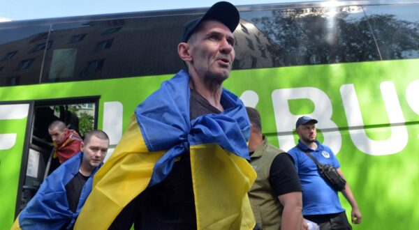 (250613) -- KIEV, June 13, 2025 (Xinhua) -- Released Ukrainian prisoners of war arrive at a medical aid facility, June 12, 2025. Ukraine and Russia on Thursday carried out the second phase of a prisoner exchange involving seriously ill and severely wounded captives, according to Ukrainian authorities.    Ukrainian President Volodymyr Zelensky said on Telegram that servicemen from the Ukrainian Armed Forces, the National Guard and the State Border Guard Service were among those released.    The exchange is a part of a broader prisoner swap between Ukraine and Russia, which started on Monday in line with an agreement reached in T¨¹rkiye's Istanbul last week. (Photo by Peter Druk/Xinhua) Photo: Li Dongxu/XINHUA