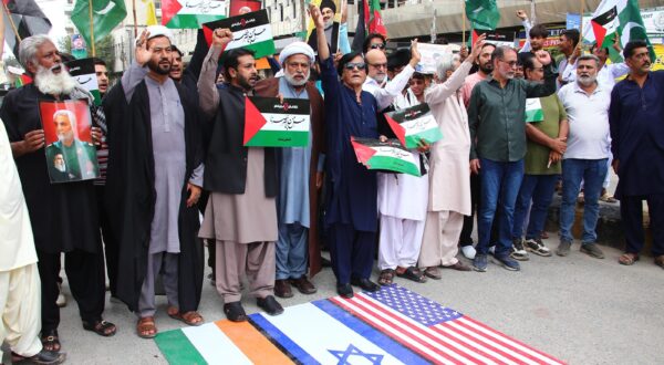 epa12187437 Shiite Muslim protesters rally in solidarity with Iranian people in Karachi, Pakistan, 20 June 2025. Israel continued to target sites in Iran after launching strikes across the country on 13 June as part of Operation 'Rising Lion.' In retaliation, Iran launched waves of missiles and drones toward Israel.  EPA/REHAN KHAN