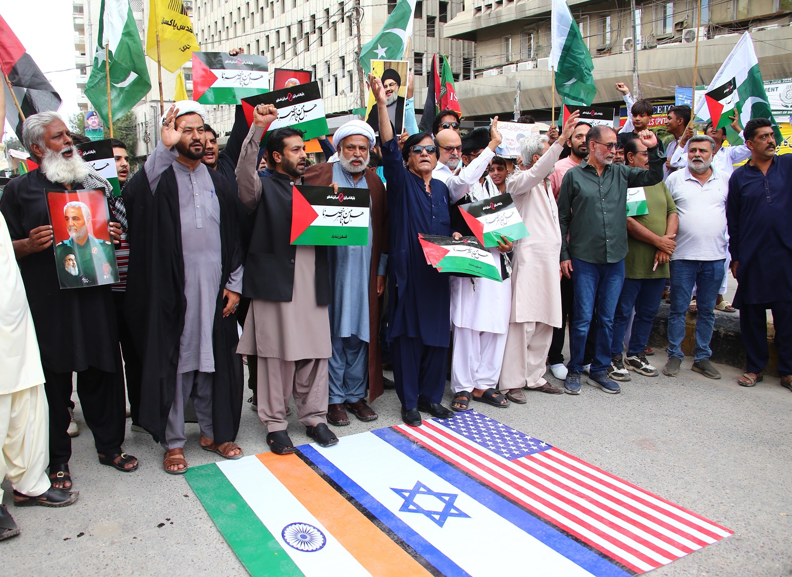 epa12187437 Shiite Muslim protesters rally in solidarity with Iranian people in Karachi, Pakistan, 20 June 2025. Israel continued to target sites in Iran after launching strikes across the country on 13 June as part of Operation 'Rising Lion.' In retaliation, Iran launched waves of missiles and drones toward Israel.  EPA/REHAN KHAN