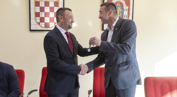 06.06.2025., Vukovar - Sluzbena primopredaja vlasti izmedju dosadasnjeg gradonacelnika Vukovara Ivana Penave i novoizabranog gradonacelnika Vukovara Marijana Pavliceka. Marijan Pavlicek, Ivan Penava Photo: Davor Javorovic/PIXSELL