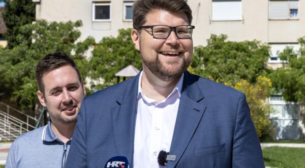 30.05.2025., Pula - Kandidat SDP-a za gradonacelnika Pule Pedja Grbin na Trg-u kralja Tomislava odrzao je konferenciju za medije koja je bila i zavrsno obracanje pred 2. krug lokalnih izbora. Photo: Srecko Niketic/PIXSELL