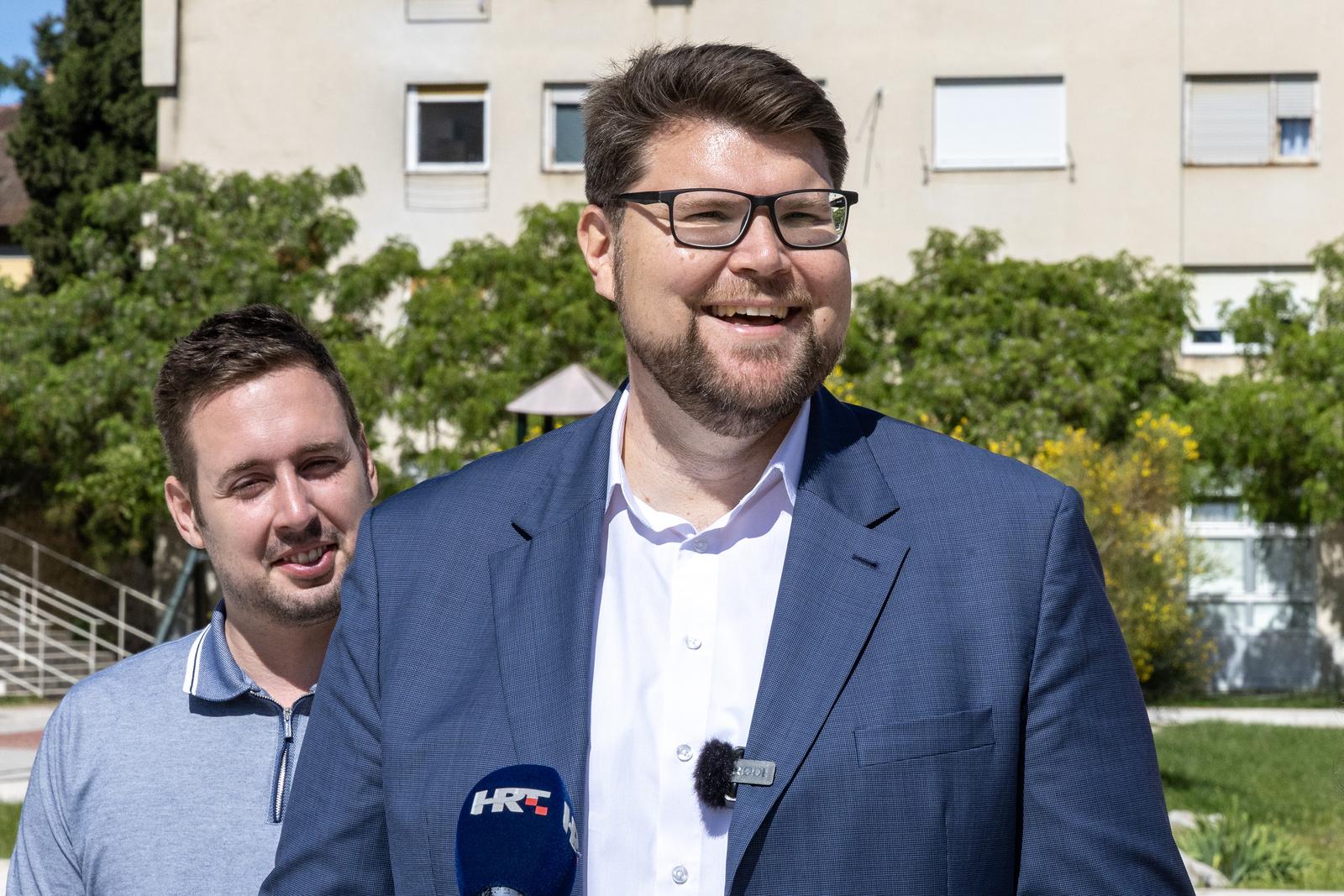 30.05.2025., Pula - Kandidat SDP-a za gradonacelnika Pule Pedja Grbin na Trg-u kralja Tomislava odrzao je konferenciju za medije koja je bila i zavrsno obracanje pred 2. krug lokalnih izbora. Photo: Srecko Niketic/PIXSELL