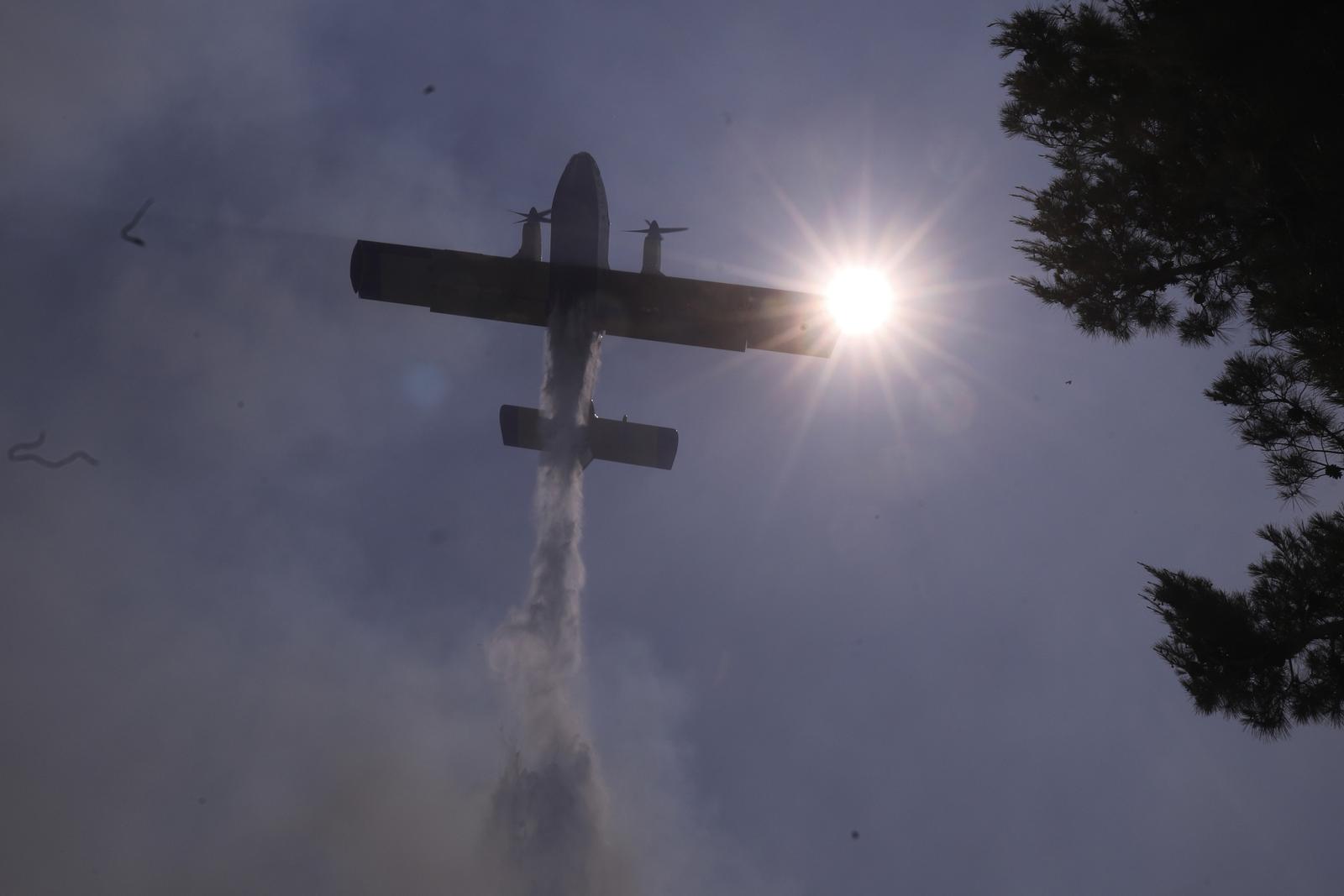 21.06.2025., Pisak - Uz vatrogasce i Airtractor, u pomoc su stigli i kanaderi. Mnoga imovina je unistena i izgorjela, a trenutno se radi na lokalizaciji pozara kako se ne bi prosirio prema Medicima i Lokvvi Rogoznici.  Photo: Ivo Cagalj/PIXSELL