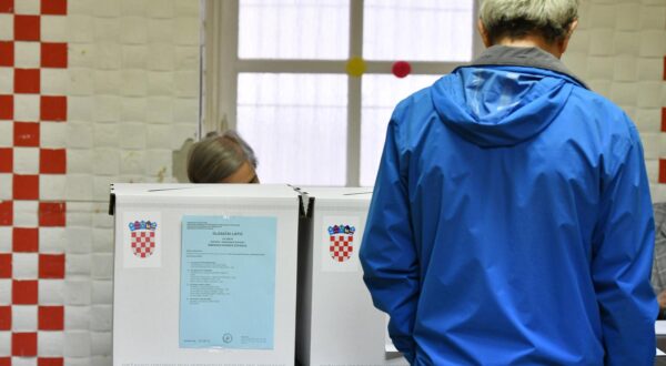 18.05.2025., Sibenik - Izlaznost gradjana na lokalnim izborima do 11.30 na nivo Republike Hrvatske bila je 15.,12 posto Photo: Hrvoje Jelavic/PIXSELL