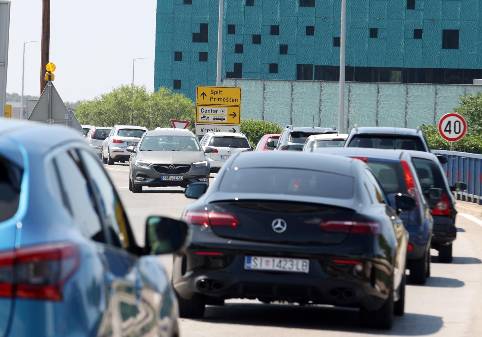 20.06.2025., Sibenik --Dolaskom turisticke sezone i produzeni vikend donijeli su prve guzve na magistrali kod Sibenika. Photo: Dusko Jaramaz/PIXSELL