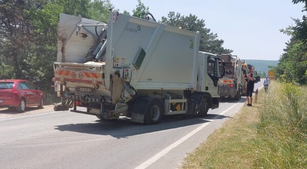 Split, 12.06.2025.-  Gradonačelnik Sinja Miro Bulj krenuo je u četvrtak sa četiri kamiona punih otpada sa sinjskog odlagališta Mojanka prema Centru za gospodarenje otpadom Lećevica, a ako centar ne prihvati otpad iz Sinja, kamioni će biti odvezeni predu zgradu Splitsko-dalmatinske županije. foto HINA/ Lucija VUJNOVIĆ/ tm