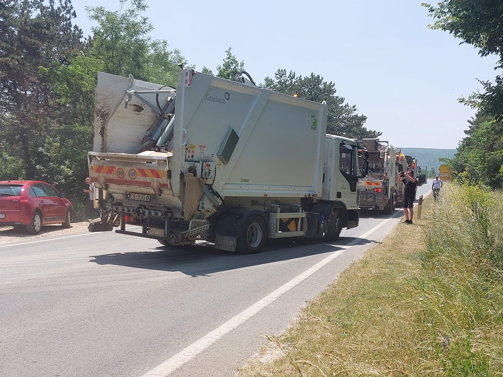 Split, 12.06.2025.-  Gradonačelnik Sinja Miro Bulj krenuo je u četvrtak sa četiri kamiona punih otpada sa sinjskog odlagališta Mojanka prema Centru za gospodarenje otpadom Lećevica, a ako centar ne prihvati otpad iz Sinja, kamioni će biti odvezeni predu zgradu Splitsko-dalmatinske županije. foto HINA/ Lucija VUJNOVIĆ/ tm