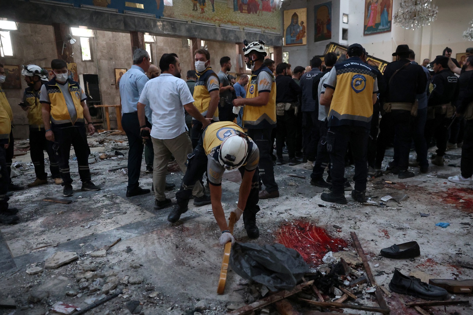 epa12191553 Emergency services work at the scene of a suicide bombing at Mar Elias Church on the outskirts of Damascus, Syria, 22 June 2025. Syrian authorities reported at least nine killed and 13 others injured in the attack, adding the suicide bomber was affiliated with the so-called Islamic State (IS or ISIS) terrorist organization.  EPA/MOHAMMED AL RIFAI