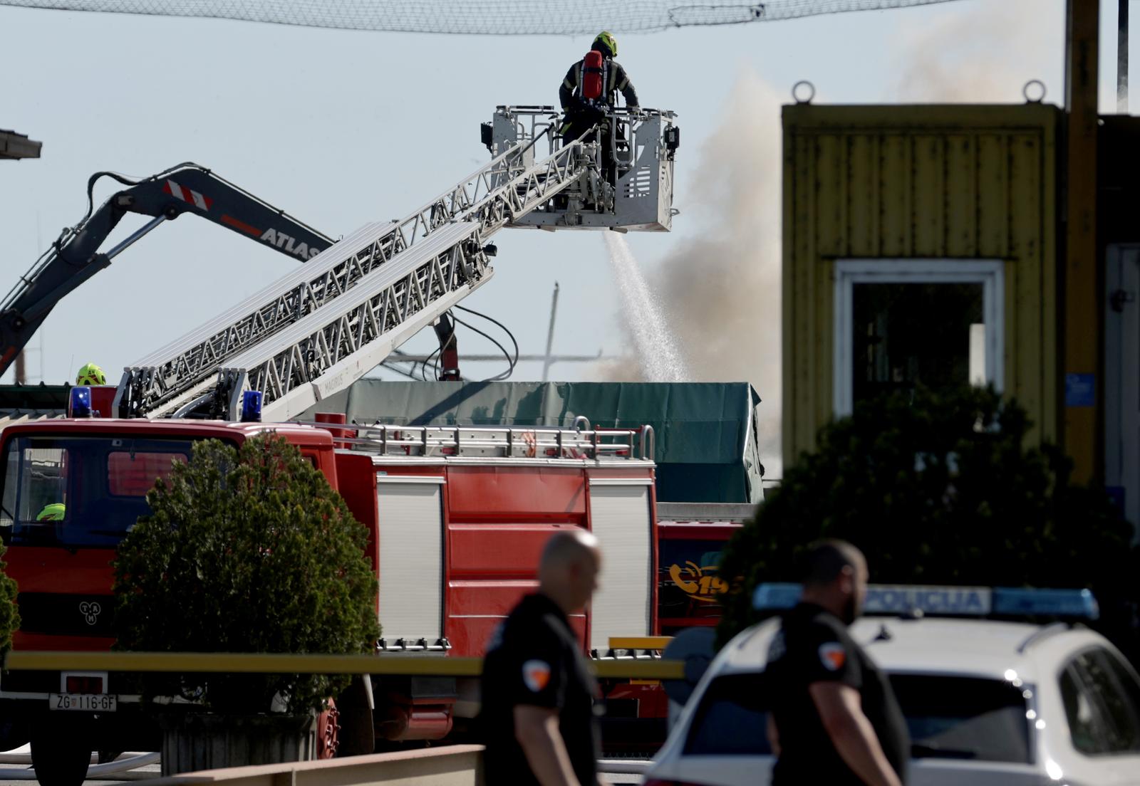 01.06.2025., Zagreb - Na platou za razvrstavanje glomaznog otpada koji se nalazi pored odlagalista na Jakusevcu izbio je pozar. Brzom intervencijom vatrogasaca pozar je stavljen pod kontrolu. Photo: Luka Stanzl/PIXSELL