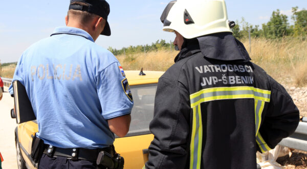 11.06.2014. Pirovac - Na autocesti kod izlaza za Pirovac doslo je do zapaljenja osobnog automobila. Brzom intervencijom vatrogasaca na vrijeme je zaustavljen pozar a prestraseni putnici su pobjegli. Ocevid je u tijeku.rPhoto: Dusko Jaramaz/PIXSELL