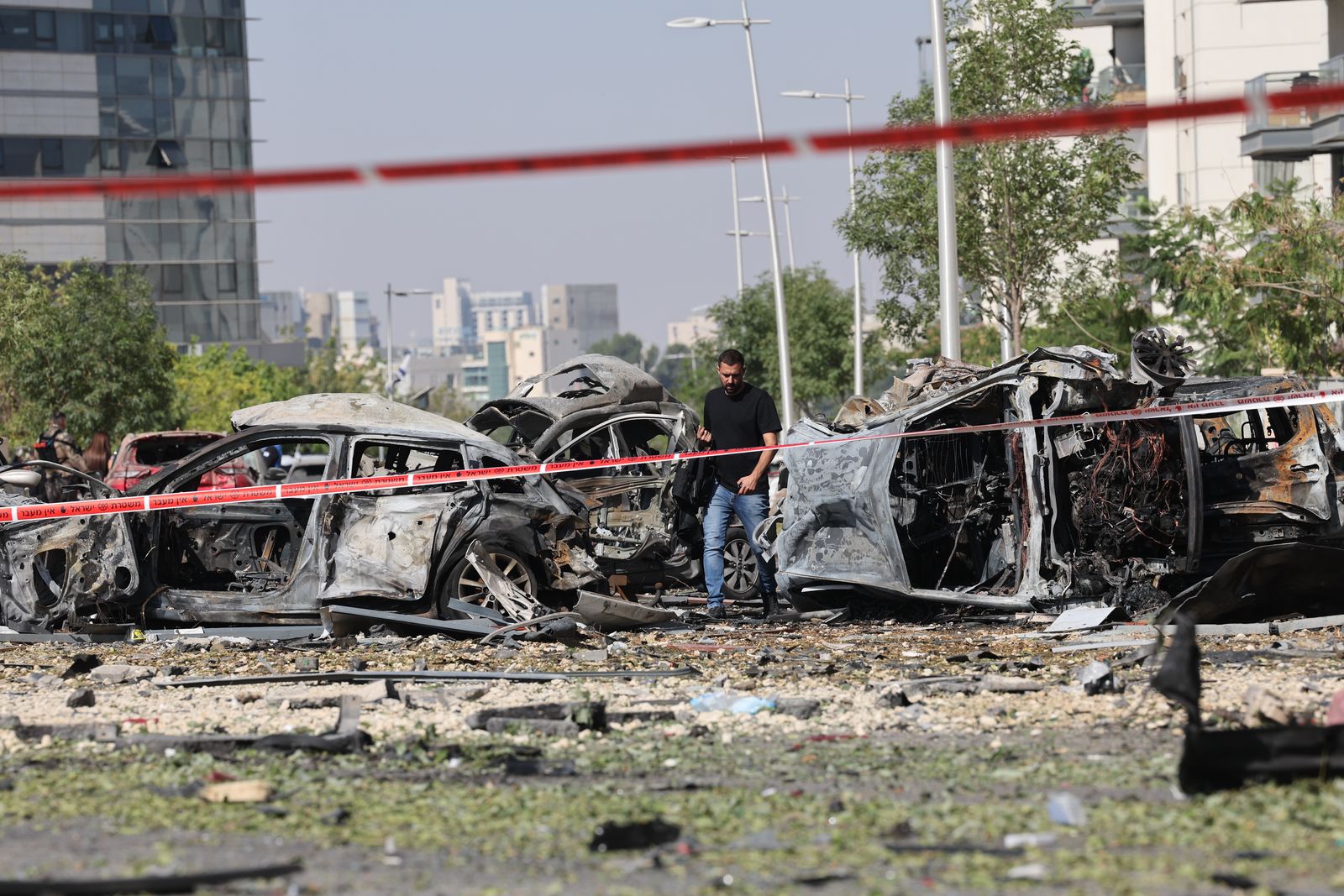 epa12186644 Police operate at the scene where Iranian ballistic missiles struck residential buildings in Beer Sheva, southern Israel, 20 June 2025. Israel and Iran have been exchanging fire since Israel launched strikes across Iran on 13 June 2025 as part of Operation 'Rising Lion.'  EPA/ABIR SULTAN