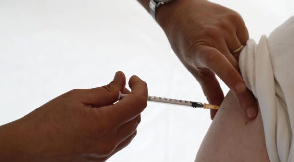 COVID-19 vaccination center. Man receiving his first Covid 19 vaccination. France. Saint-Gervais Haute-Savoie France Photo: IMAGO/Pascal Deloche / Godong/IMAGOSTOCK&PEOPLE