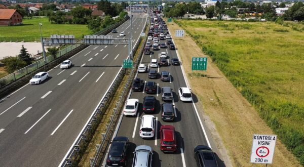 14.07.2024., Zagreb - Zracna fotografija kilometarskih kolona kod naplatne postaje Lucko. Povecana je gustoca prometa izmedju cvorova Lucko i Bosiljevo II u oba smjera, povremeno se vozi usporeno u kolonama u pokretu uz zastoje, porucuju iz HAK-a. Photo: Luka stanzl/PIXSELL