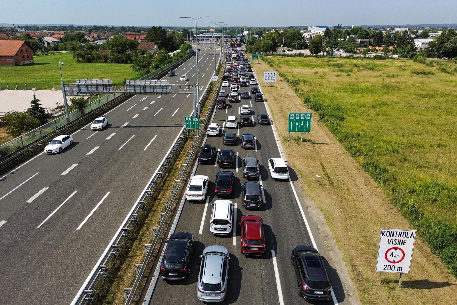 14.07.2024., Zagreb - Zracna fotografija kilometarskih kolona kod naplatne postaje Lucko. Povecana je gustoca prometa izmedju cvorova Lucko i Bosiljevo II u oba smjera, povremeno se vozi usporeno u kolonama u pokretu uz zastoje, porucuju iz HAK-a. Photo: Luka stanzl/PIXSELL