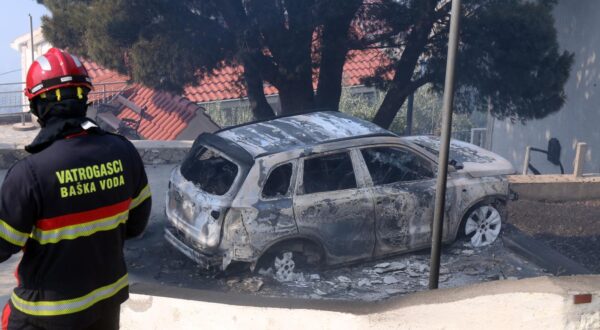 21.06.2025., Pisak - Brojni automobili su izgorjeli u pozaru koji se poceo siriti. Bura otezava situaciju, stoga je cijela zupanija dignuta da dodje u pomoc. Kako nesluzbeno doznaje Dalmacija Danas, u tijeku je evakuacija gradjana i turista.  Photo: Ivo Cagalj/PIXSELL