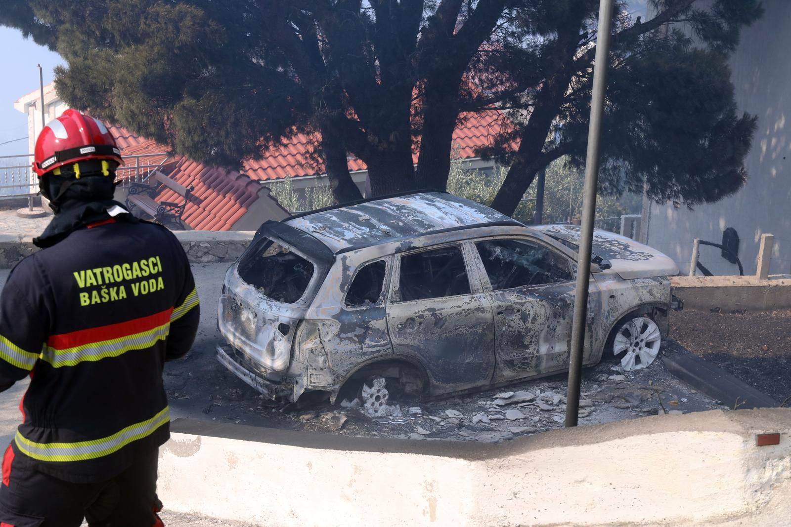 21.06.2025., Pisak - Brojni automobili su izgorjeli u pozaru koji se poceo siriti. Bura otezava situaciju, stoga je cijela zupanija dignuta da dodje u pomoc. Kako nesluzbeno doznaje Dalmacija Danas, u tijeku je evakuacija gradjana i turista.  Photo: Ivo Cagalj/PIXSELL