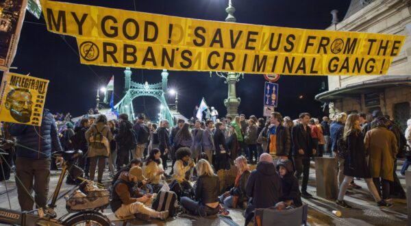 anti-government demonstation / Pride, Budapest, Hungary UNGARN, 04.2025, Budapest V. Bezirk. Demonstrationsserie mit Brueckensperrungen hier: Szabadsag Bruecke nach dem Vorstoss der Fidesz-Regierung, den jaehrlichen LGBTQ Pride-Aufzug zu verbieten. Lieber Gott, rette uns vor Orbans krimineller Bande Links: Jozsef Szajer, beruehmt-schwuler Fidesz-Politiker. Series of demonstrations and Danube bridge blockades here: Liberty bridge following the announcement of the Fidesz government to ban the annual LGBTQ pride parade. To the left Jozsef Szajer, famously gay Fidesz politician. Â *** anti government demonstation Pride, Budapest, Hungary HUNGARY, 04 2025, Budapest V district Series of demonstrations and Danube bridge blo Copyright: MARTIN_FEJER_ESTOST_PHOTOGRAPHY Fejer25040141 Photo: IMAGO/MARTIN_FEJER_EST+OST_PHOTOGRAPHY/IMAGOSTOCK&PEOPLE