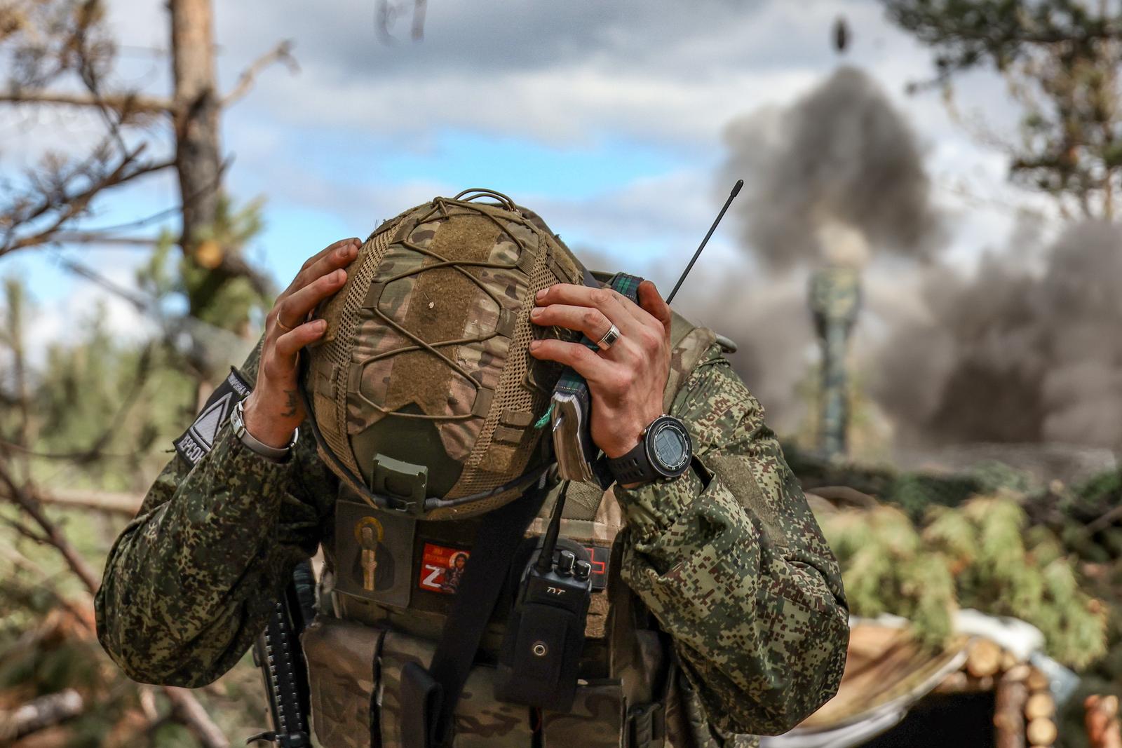 RUSSIA, KHERSON REGION - MAY 28, 2025: A serviceman of an artillery detachment of the 18th Combined Arms Army with Russia's Dnepr Group of Forces covers his ears on the position of a 152mm 2A65 Msta-B howitzer in the zone of Russia's special military operation. Alexei Konovalov/TASS/Sipa USA Photo: Tass/SIPA USA