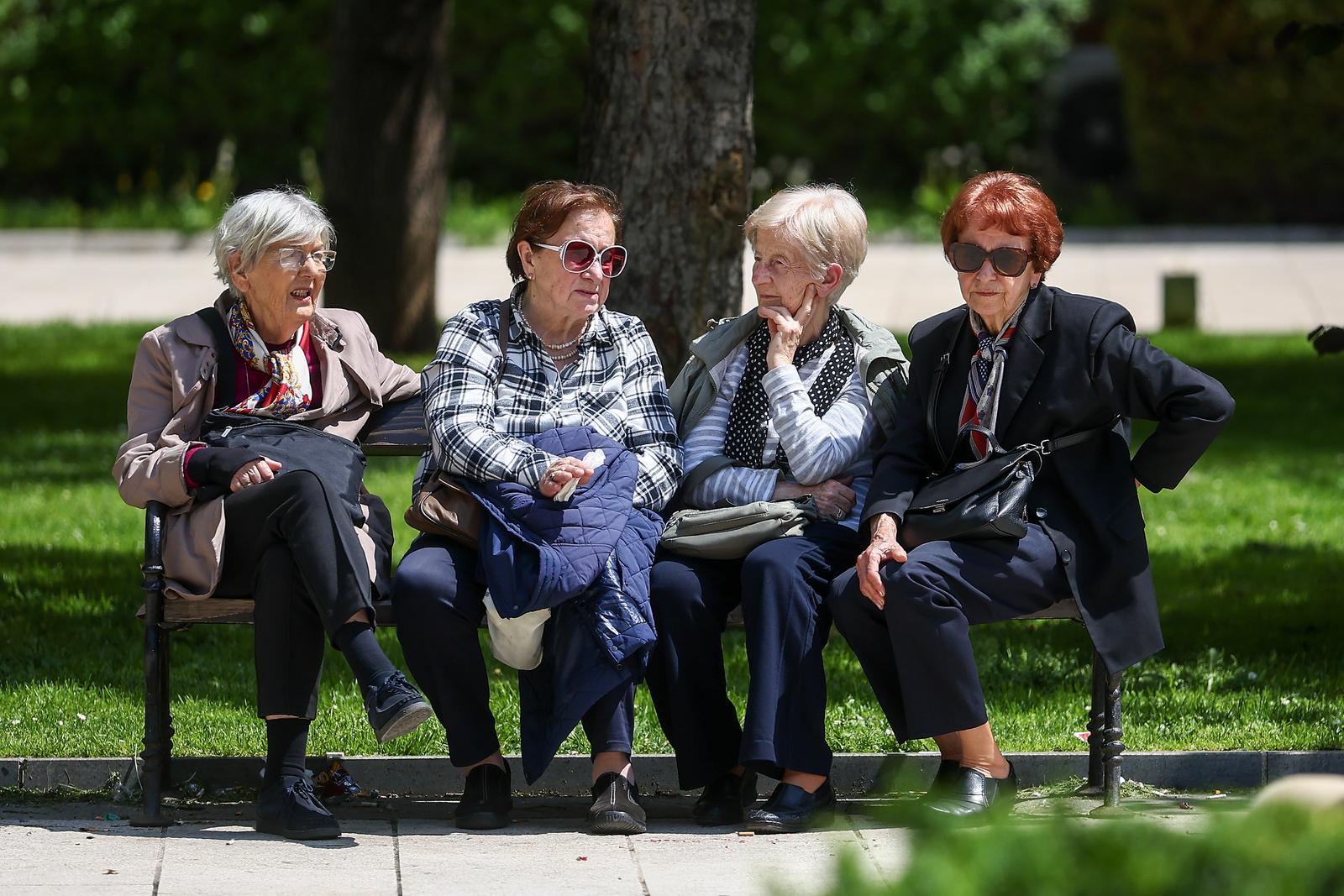 28.04.2025., Sarajevo, Bosna i Hercegovina - Gradjani i turisti uzivaju u suncanom vremenu u centru grada. Photo: Armin Durgut/PIXSELL
