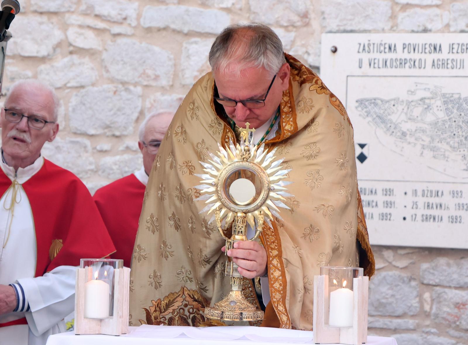 19.06.2025., Sibenik --Tijelovo ili Svetkovina Presvetog Tijela i Krvi Kristove se obiljezila u Sibeniku Svetm Misom i procesijom koju je predvodio je mons Tomislav Rogic,biskup sibenski. Photo: Dusko Jaramaz/PIXSELL