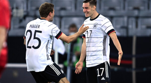 FUSSBALL INTERNATIONAL Testspiel EM 2021 in Innsbruck Deutschland - Daenemark 02.06.2021 JUBEL Deutschland nach dem Tor zum 1:0: Thomas Mueller li und Torschuetze Florian Neuhaus re *** FUSSBALL INTERNATIONAL Test match EM 2021 in Innsbruck Germany Denmark 02 06 2021 JUBEL Germany after the goal to 1 0 Thomas Mueller left and goal scorer Florian Neuhaus right