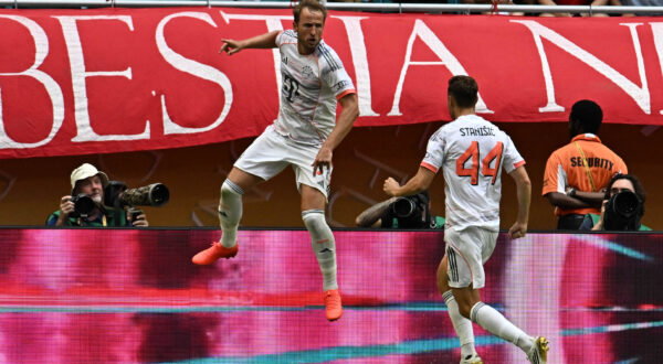Flamengo Vs Bayern Munich Round of 16 - FIFA Club World Cup 2025 MIAMI GARDENS, FLORIDA - JUNE 29: Kane Harry and Stanisic Josip of Bayern Munich celebrate with teammates after scoring the team s fourth goal during the FIFA Club World Cup 2025 round of 16 match between Flamengo vs Bayern Munich at Hard Rock Stadium on June 29, 2025 in Miami Gardens, Florida. Miami Gardens Hard Rock Stadium Florida United States Copyright: xIMAGOx/xPhotoCero5x/xLucianoxBisbalx