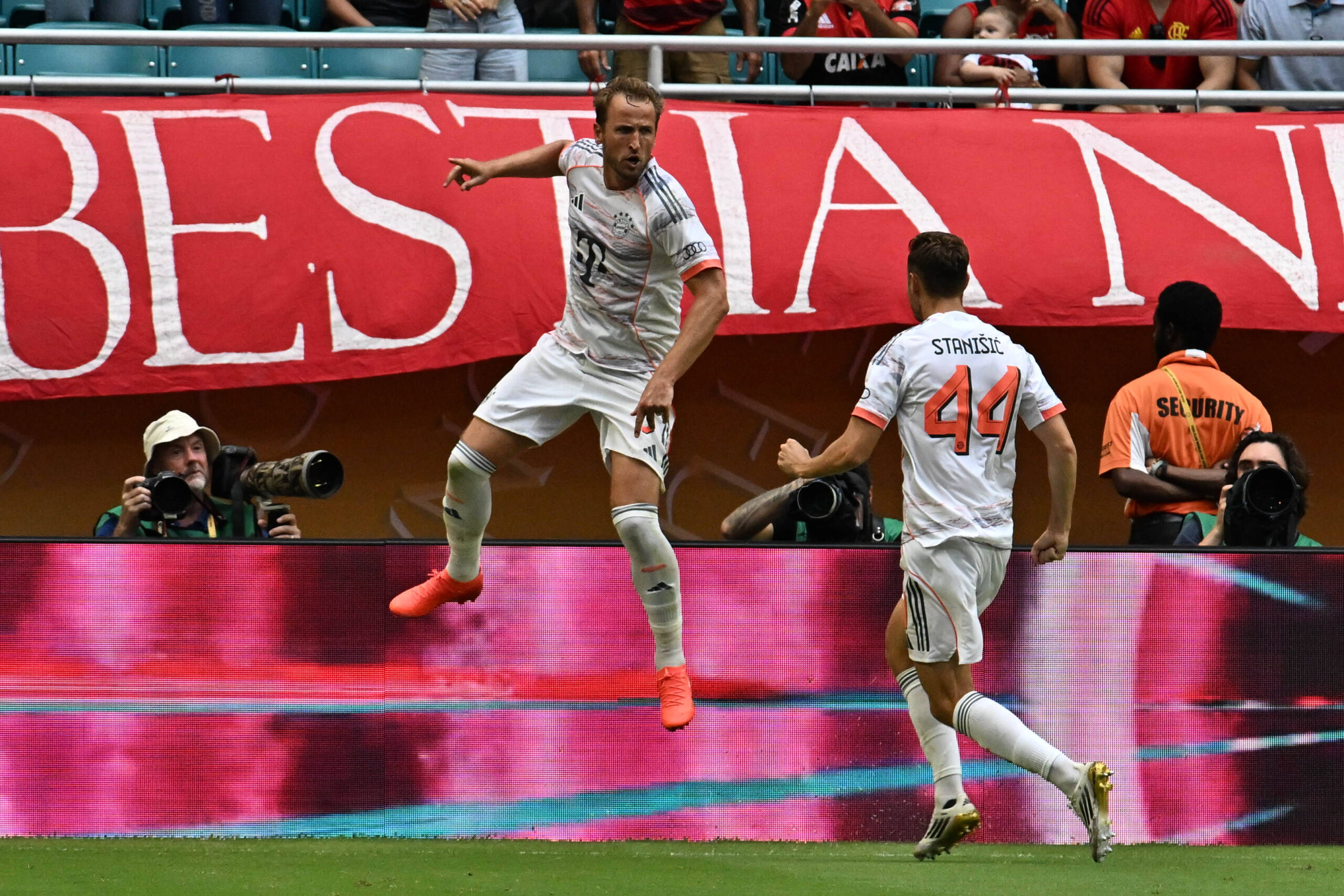 Flamengo Vs Bayern Munich Round of 16 - FIFA Club World Cup 2025 MIAMI GARDENS, FLORIDA - JUNE 29: Kane Harry and Stanisic Josip of Bayern Munich celebrate with teammates after scoring the team s fourth goal during the FIFA Club World Cup 2025 round of 16 match between Flamengo vs Bayern Munich at Hard Rock Stadium on June 29, 2025 in Miami Gardens, Florida. Miami Gardens Hard Rock Stadium Florida United States Copyright: xIMAGOx/xPhotoCero5x/xLucianoxBisbalx