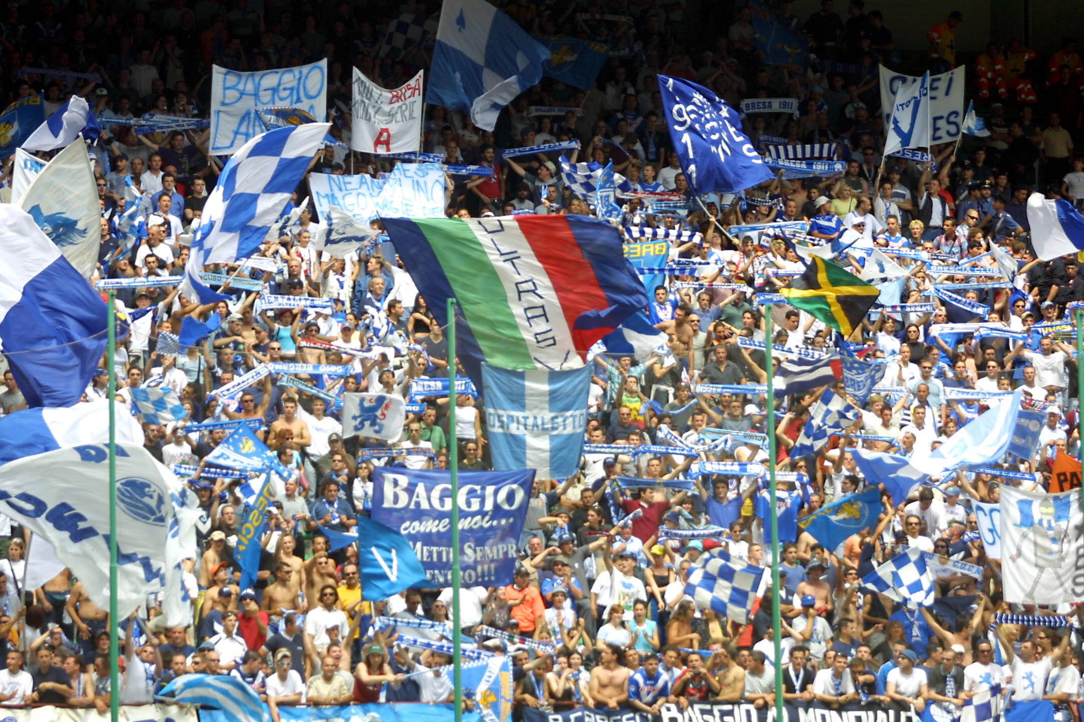 Bildnummer: 00466832  Datum: 28.01.2001  Copyright: imago/Buzzi
Tifosi von Brescia schwenken ihre Fanfahnen; quer, Fan, Fans, Fußballfan, Fußballfans, Zuschauer, Publikum, Plakat, Plakate, Fanplakat, Fanplakate, Transparent, Transparente, Fahne, Fahnen, Flagge, Flaggen, Fanfahne Serie A 2000/2001, 1. Italienische Liga, Brescio Calcio, Vdig Brescia Stadio Mario Rigamonti Begeisterung Fußball Herren Mannschaft Italien Totale optimistisch Randmotiv Personen