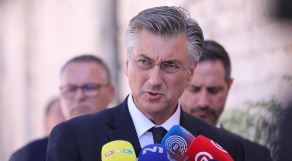 22.07.2025., Hvar - Predsjednik vlade Andrej Plenkovic dao izjavu za medije. Photo: Ivo Cagalj/PIXSELL