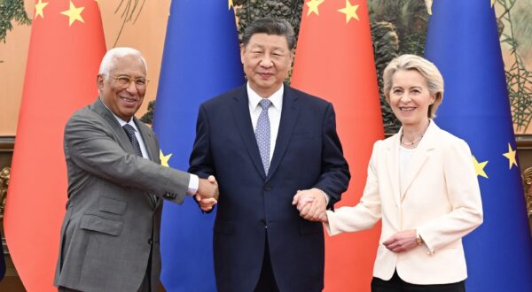 epa12257904 Chinese President Xi Jinping (C), President of the European Council Antonio Costa (L) and President of the European Commission Ursula von der Leyen (R) pose for a handshake at the 25th EU-China Summit in Beijing, China, 24 July 2025.  EPA/XINHUA / Xie Huanchi CHINA OUT / UK AND IRELAND OUT  /       MANDATORY CREDIT EDITORIAL USE ONLY