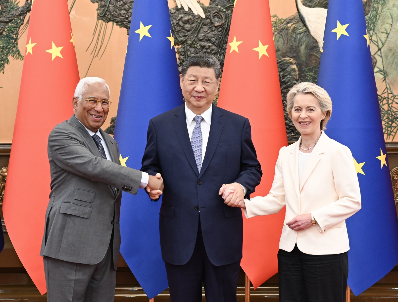 epa12257904 Chinese President Xi Jinping (C), President of the European Council Antonio Costa (L) and President of the European Commission Ursula von der Leyen (R) pose for a handshake at the 25th EU-China Summit in Beijing, China, 24 July 2025.  EPA/XINHUA / Xie Huanchi CHINA OUT / UK AND IRELAND OUT  /       MANDATORY CREDIT EDITORIAL USE ONLY