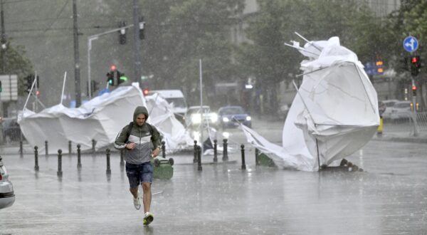 08, July, 2025, Belgrade - The tent settlement in front of the National Assembly of the Republic of Serbia did not withstand the storm that hit Belgrade.Photo: M.M./ATAImages

08, jul, 2025, Beograd - Satorsko naselje ispred Narodne skupstine Republike Srbije nije izdrzalo nalet oluje koja je pogodila Beograd. Photo: M.M./ATAImages Photo: M.M./ATA images/PIXSELL