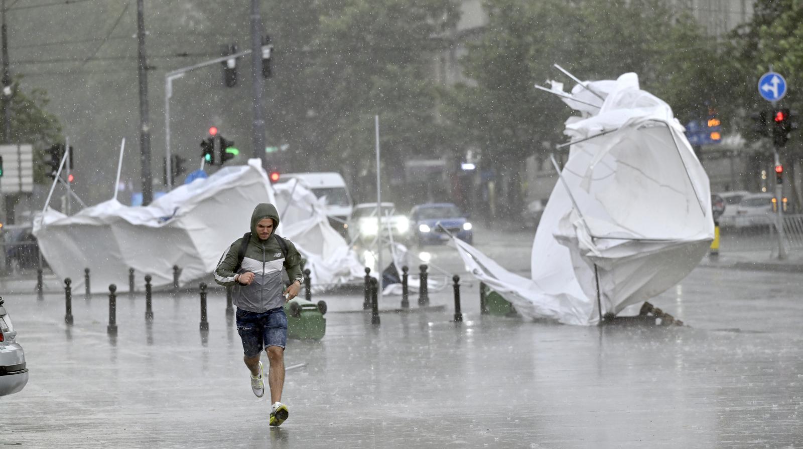 08, July, 2025, Belgrade - The tent settlement in front of the National Assembly of the Republic of Serbia did not withstand the storm that hit Belgrade.Photo: M.M./ATAImages

08, jul, 2025, Beograd - Satorsko naselje ispred Narodne skupstine Republike Srbije nije izdrzalo nalet oluje koja je pogodila Beograd. Photo: M.M./ATAImages Photo: M.M./ATA images/PIXSELL