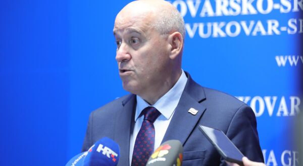 07.07.2025., Zupanijska Vijecnica, Glagoljaska 27, Vinkovci -  Branko Bacic boravit ce u radnom  posjetu Osjecko-baranjskoj i Vukovarsko-srijemskoj zupaniji. U Vinkovcima u 13,45 sati odrzat ce se svecana dodjela odluka, sporazuma i ugovora nacelnicima i gradonacelnicima s podrucja Vukovarsko-srijemske zupanije. Photo: David Jerkovic/PIXSELL