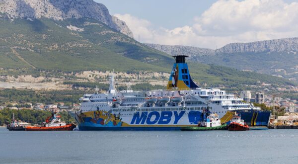 Split, 31.07.2025. - Brod Moby Drea u pratnji četiri remorkera uplovio je u Brodosplit. Radi se o brodu u kojem se nalazi oko 350 tona azbesta kojeg bi radnici Brodosplita trebali ukloniti.
foto HINA/ Miroslav Lelas/ lm