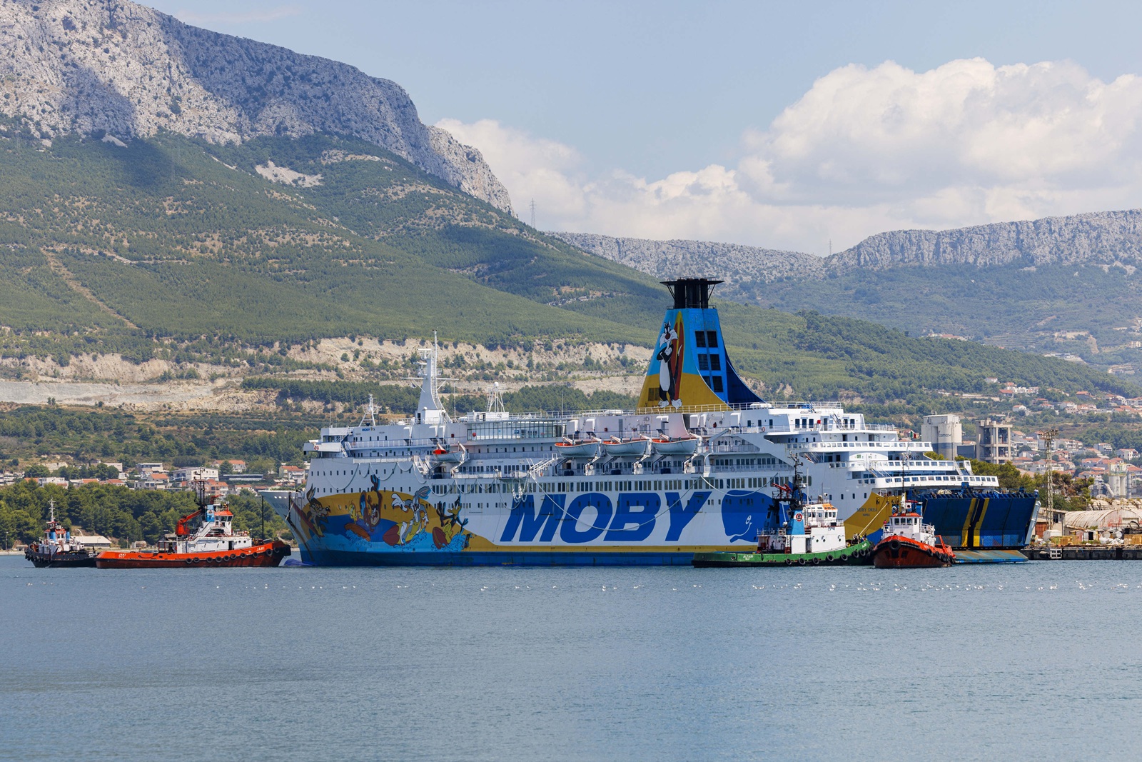 Split, 31.07.2025. - Brod Moby Drea u pratnji četiri remorkera uplovio je u Brodosplit. Radi se o brodu u kojem se nalazi oko 350 tona azbesta kojeg bi radnici Brodosplita trebali ukloniti.
foto HINA/ Miroslav Lelas/ lm