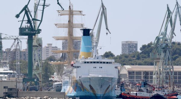 31.07.2025., Split - Uplovljavanje broda s azbestom Moby Drea u splitski skver.  Photo: Ivo Cagalj/PIXSELL