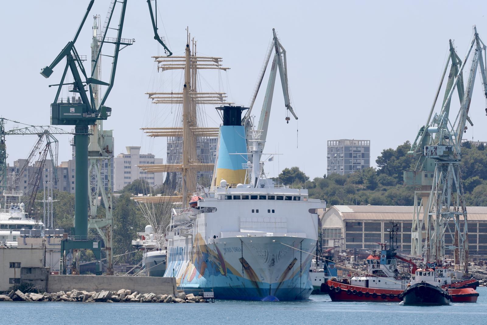 31.07.2025., Split - Uplovljavanje broda s azbestom Moby Drea u splitski skver.  Photo: Ivo Cagalj/PIXSELL