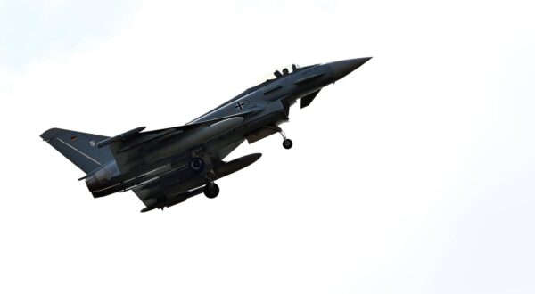 28.06.2025, xjrdrx, Politik Tag der Bundeswehr 2025 in Bückeburg, v.l. EUROFIGHTER EF-2000 Typhoon GAF3101 Bückeburg *** 28 06 2025, xjrdrx, Politik Tag der Bundeswehr 2025 in Bückeburg, v l EUROFIGHTER EF 2000 Typhoon GAF3101 Bückeburg Photo: IMAGO/Jerry Andre/IMAGOSTOCK&PEOPLE
