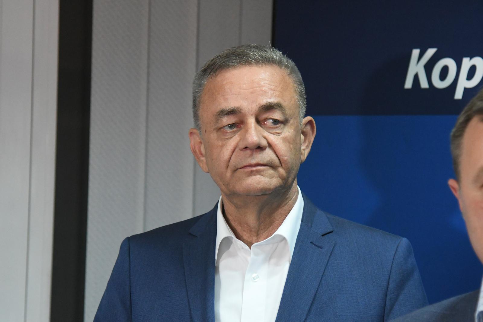 01..06.2025., Koprivnica - Koprivnicko-krizevacka zupanija ima novog zupana, odijek je 2. kruga lokalnih izbora. Nakon 17 godina vladavine sa celnog mjesta u zupaniji odlazi Darko Koren, a uvjerljivom pobjedeom u 2. krugu glasovanja pobijedio je Tomislav Golubic. U HDZ-ovom stozeru nisu mogli skriti tugu, ali Darko Koren i njegov zamjenik Ratimir Ljubic, te saborski zastupnik Darko Sobota dostojanstveno su primili poraz i cestitali ponbjednicima.  Photo: damir Spehar/PIXSELL