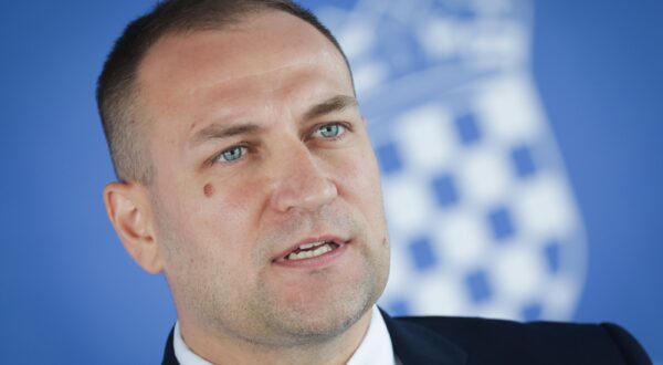 Zagreb, 24.07.2025.- Ministar David Vlajčić daje izjavu nakon sjednice Vlade Rh na temu Bedrenuica, cijena u dučanima i o skidanju neprimjerenih spomenika na groblima.
foto HINA/ Admir BULJUBAŠIĆ/ abu