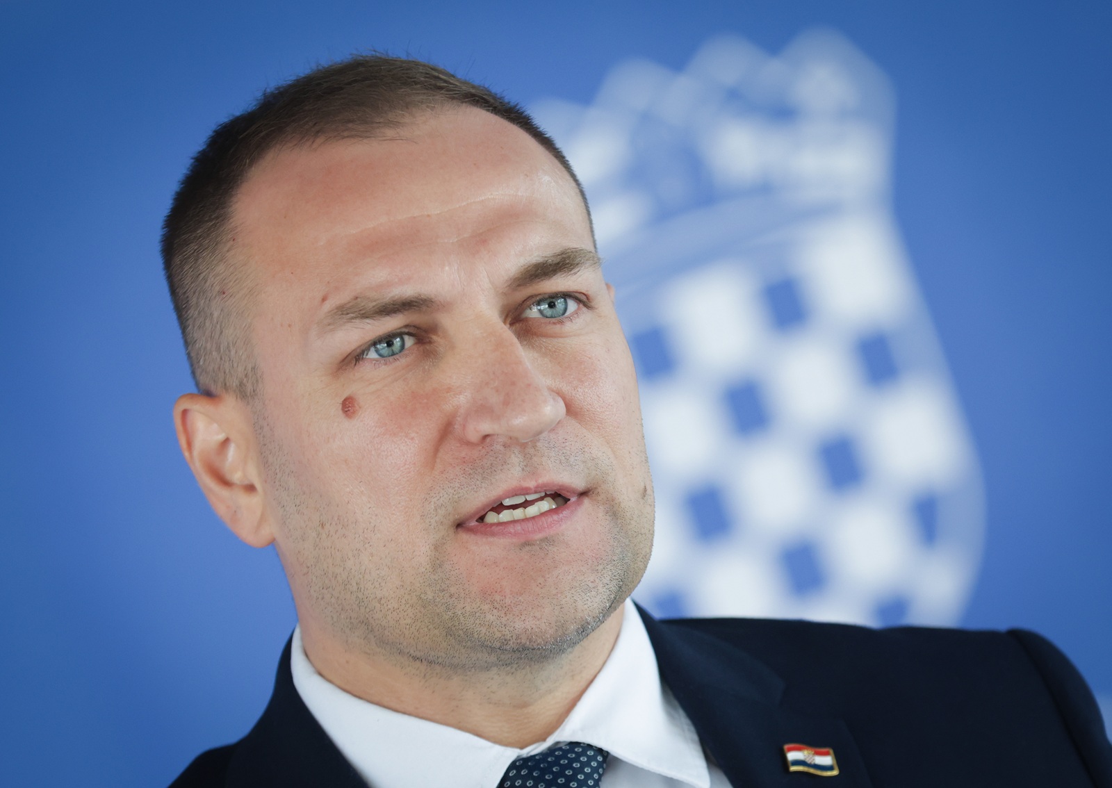Zagreb, 24.07.2025.- Ministar David Vlajčić daje izjavu nakon sjednice Vlade Rh na temu Bedrenuica, cijena u dučanima i o skidanju neprimjerenih spomenika na groblima.
foto HINA/ Admir BULJUBAŠIĆ/ abu