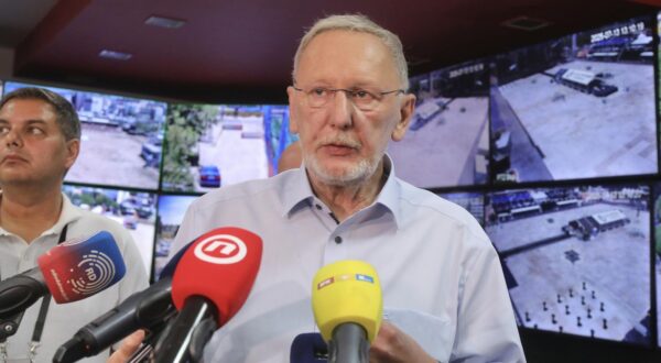 13.07.2025.,Split-Potpredsjednik Vlade RH i ministar unutarnjih poslova dr. sc. Davor Bozinovic zajedno s nacelnikom PU splitsko-dalmatinske Markom Srdarevicem i organizatorom Joeom basicemposjetio Park Mladeži gdje se odrzava  Ultra Europe 2025. Nokon odrzanog sastanka dali su izjave za medije u csntru za video nadzor. Photo: Ivo Cagalj/PIXSELL