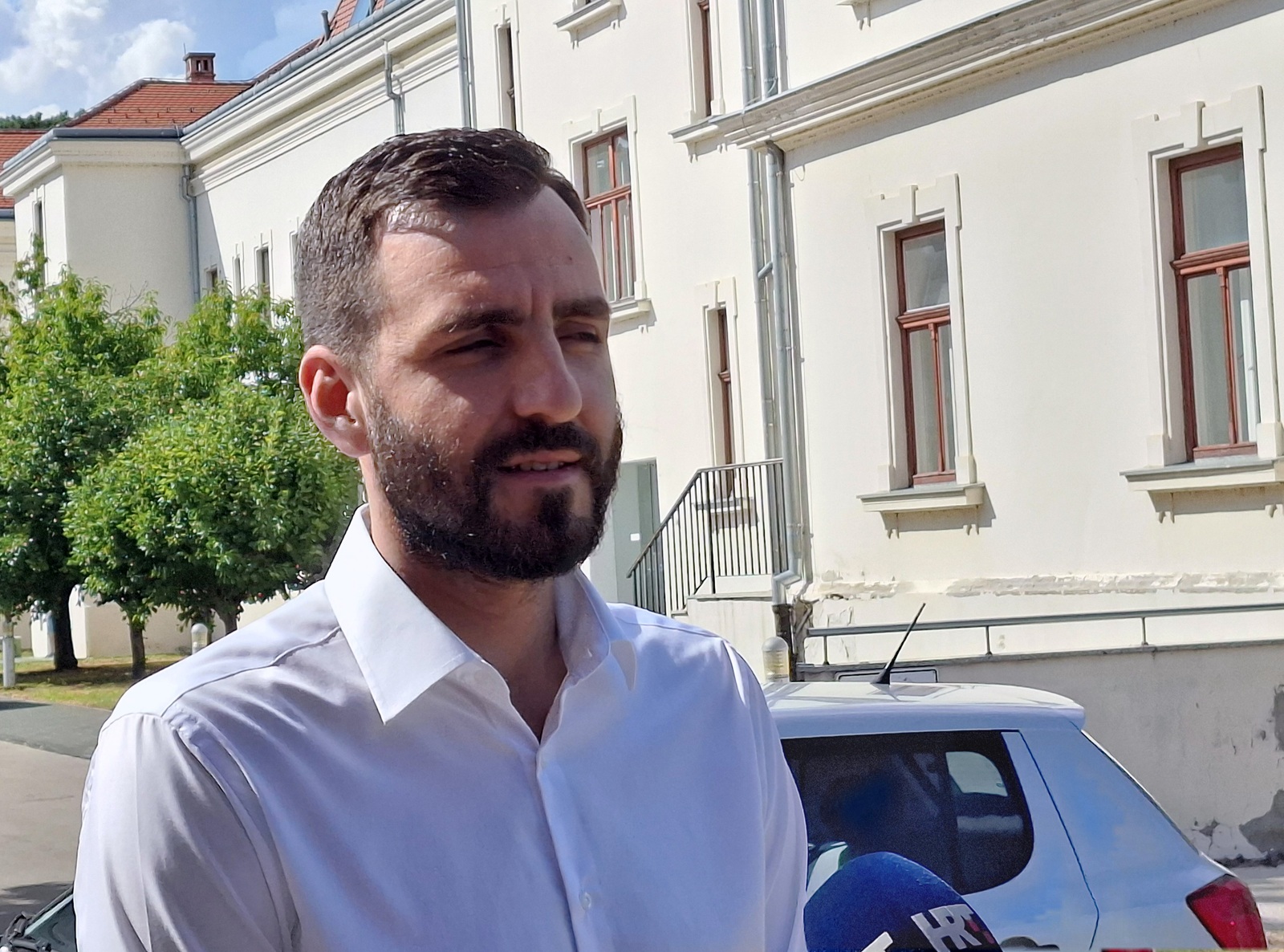 Vukovar, 11.7.2025.- Zamjenik predsjednika DP-a Vukovar i kandidat za gradonaèelnika Vukovara na prolim lokalnim izborima Domagoj Biliæ u petak je odrao konferenciju za novinare ispred zgrade DORH-a kako bi odgovorio na dananje optube vrha DP-a od strane gradonaèelnika Vukovara Marijana Pavlièeka. 
foto HINA/ ua